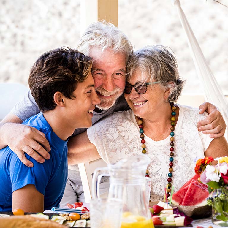 Grands-parents avec leur petit-fils