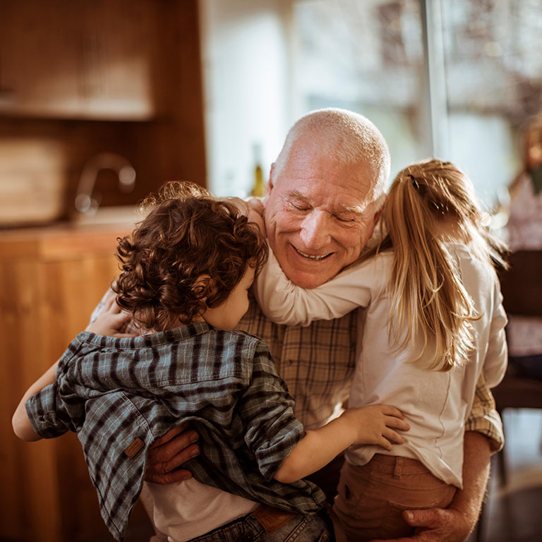 grand père en famille