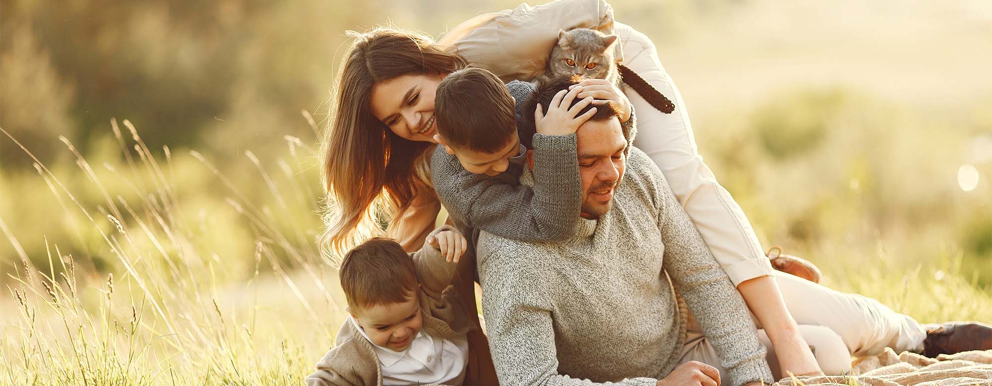 Famille dans l'herbe