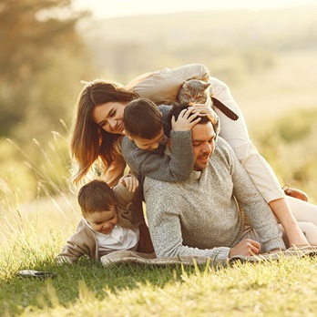 Famille dans l'herbe