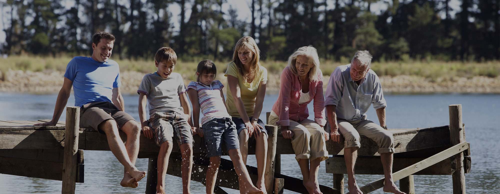 famille sur un ponton dans l'eau