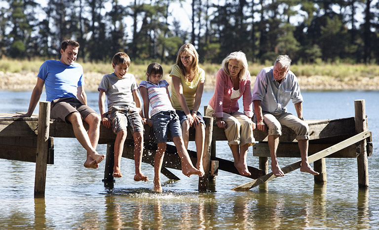 Famille sur un ponton au milieu de l'eau