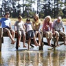 famille sur un ponton dans l'eau