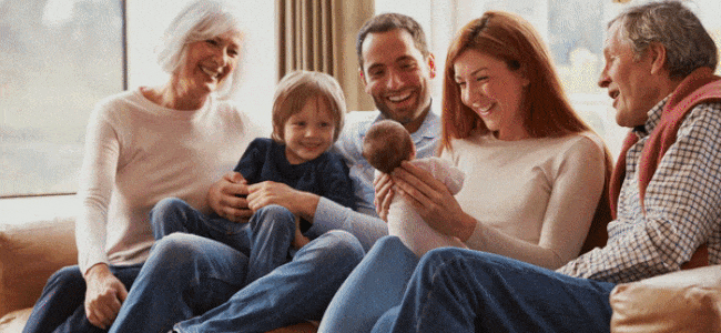 Famille autour d'un nouveau né
